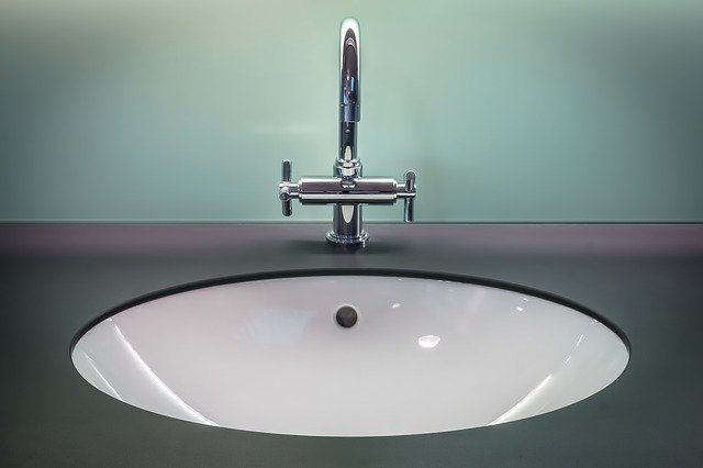 ¿Con qué quito los restos de adhesivo de las pegatinas de mi lavabo?