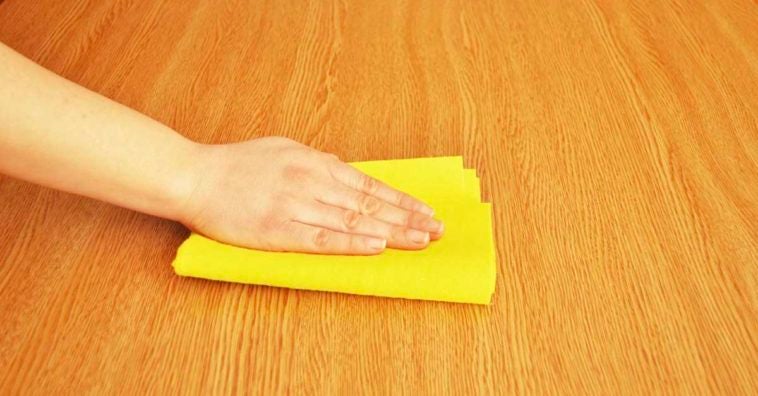 ¿Deseas limpar los muebles de madera de tu hogar de una manera eficaz, protegiendolos y sin dañarlos? Te enseñamos como limpiar los muebles de una forma...