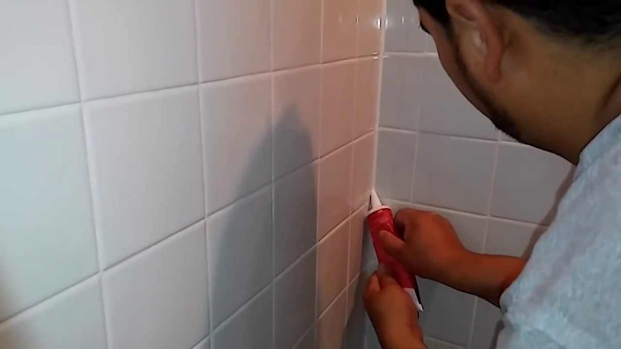 ¿Cómo puedo reparar una junta de la bañera?
