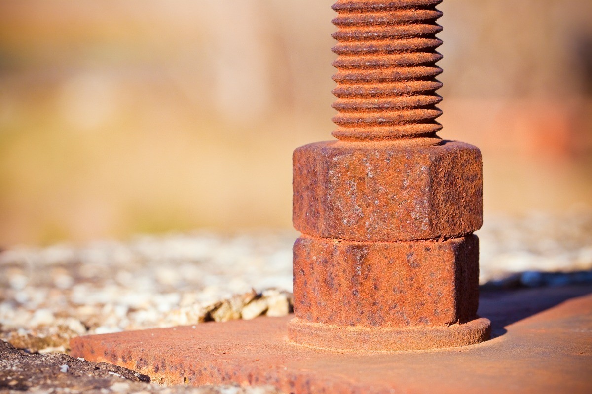 En este tutorial repasamos con Leo los cinco errores que cometemos habitualmente cuando tenemos que sacar un tornillo o aflojar una tuerca que están oxidados.