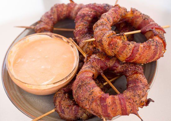 Receta: Aros de Cebolla con Beicon y Salsa