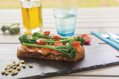 Receta: Tostada de Salmón Queso y Bimi